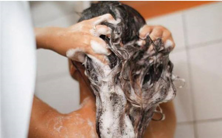 学会洗头是防脱发的第一步，你做对了吗？