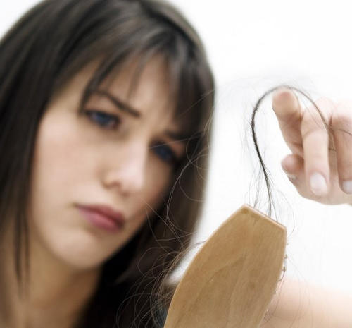 女性脱发是缺少什么营养？