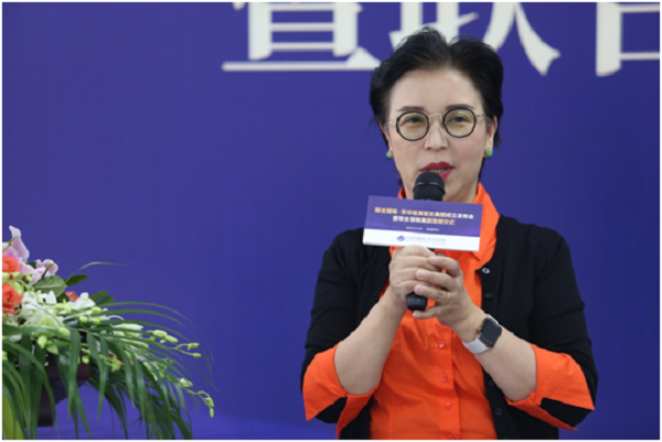 中国整形美容协会毛发医学分会会长张菊芳教授在会议现场发表讲话