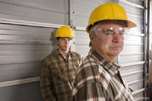 长时间戴安全帽会导致脱发吗