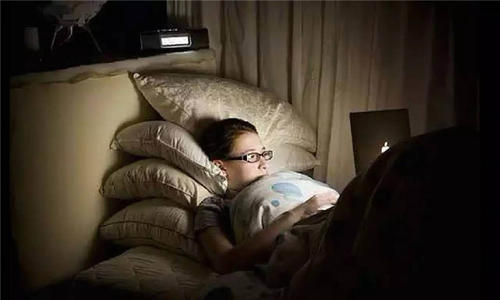 女性熬夜真的会脱发吗