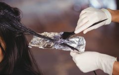 烫发染发对头发的伤害大吗？