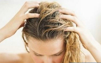 女性的头发油腻是什么原因导致的